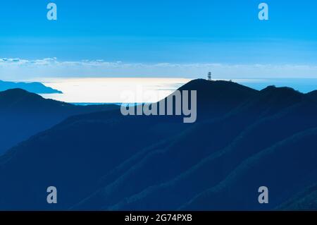 Il sole del tardo pomeriggio si riflette sulle acque oceaniche della Baia di Suruga (120 km / 75 mi), situata a sud-ovest di Tokyo, vista dalla cima del Monte Kintoki. Foto Stock