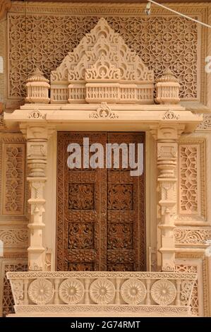 Finestra di scultura in pietra Shri Swaminarayan Mandir si trova vicino a Tithal città di Valsad distretto di Gujarat. Il tempio si trova sulla spiaggia di Tithal. Foto Stock