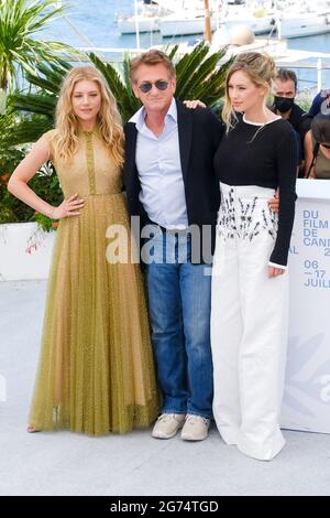 Palais des festival, Cannes, Francia. 11 Luglio 2021. Katheryn Winnick, Sean Penn e Dylan Frances Penn si pone alla Photocall 'Flag Day'. Persone nella foto, Katheryn Winnick, Sean Penn, Dylan Frances Penn. Immagine di Credit: Julie Edwards/Alamy Live News Foto Stock