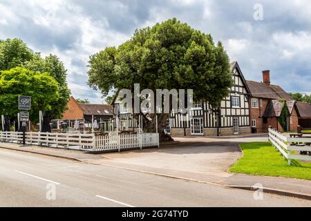 Broad Hall Inn pub / ristorante nel villaggio di Broroom, Warwickshire. Foto Stock