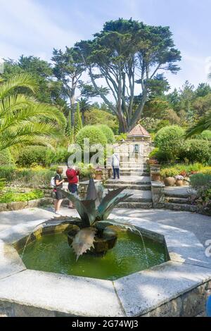 Fontana e casa conchiglia a Abbey Gardens, Tresco, Isole di Scilly, Cornovaglia, Regno Unito Foto Stock