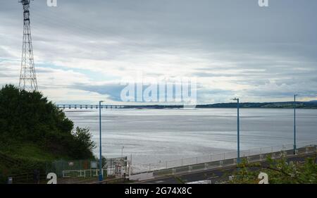 Vista del caratteristico ponte Severn degli anni '60 che collega l'Inghilterra e il Galles sul fiume Severn Foto Stock