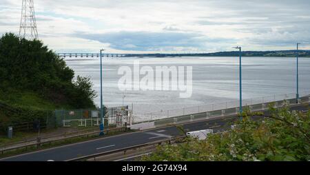 Vista del caratteristico ponte Severn degli anni '60 che collega l'Inghilterra e il Galles sul fiume Severn Foto Stock