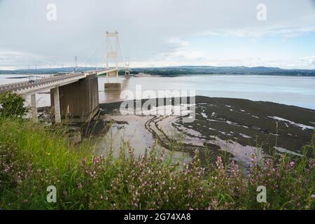 Vista del caratteristico ponte Severn degli anni '60 che collega l'Inghilterra e il Galles sul fiume Severn Foto Stock