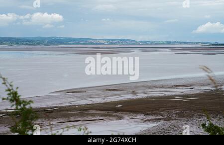 Vista della baia del fiume Severn dal punto di riferimento originale del ponte Severn degli anni '60 che collega l'Inghilterra e il Galles sul fiume Severn Foto Stock