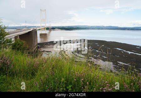 Vista del caratteristico ponte Severn degli anni '60 che collega l'Inghilterra e il Galles sul fiume Severn Foto Stock
