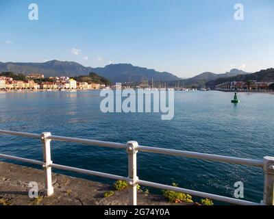 Ribadesella (Ribesella), sullo sbocco del fiume Sella al Mare Cantabrico, Principato delle Asturie, Spagna nord-occidentale. Foto Stock