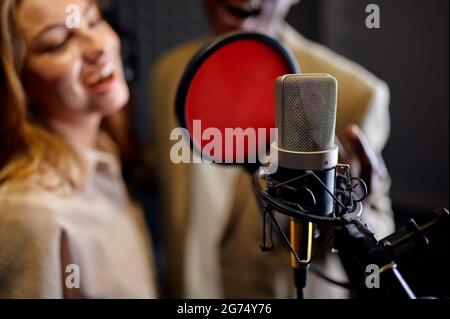 Cantanti maschili e femminili cantanti, studio di registrazione Foto Stock