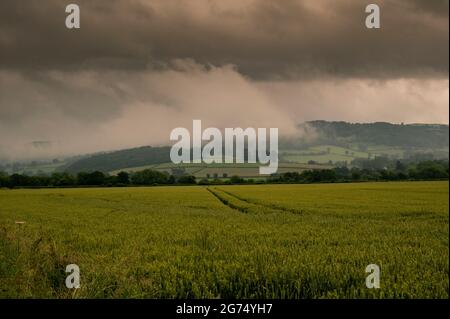 Le prime ore del mattino basse nubi nebbie sulle colline nel parco nazionale Brecon Beacons Foto Stock