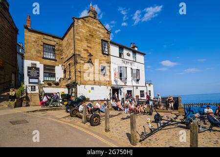 08.07.21 Robin Hodds Bay, North Yorkshire, Regno Unito. Sole estivo alla fine della costa a wak costa a Robin Hoods Bay North Yorkshire Foto Stock