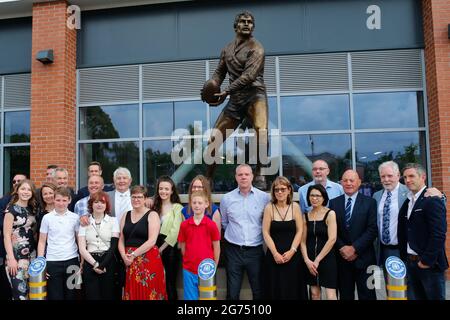 Emerald Headingley Stadium, Leeds, West Yorkshire, 11 luglio 2021. Statua di John Holmes - presentata allo Stadio Emerald Headingley di Leeds. La prima statua dei 130 anni di storia dello Stadio Emerald Headingley con la statua di John Holmes che prende il suo posto davanti allo stand Sud. John Holmes rimane uno dei più grandi giocatori ad aver mai giocato per la Leeds Rugby League, avendo giocato per oltre due decenni per il suo club cittadino. Credit: Touchinepics/Alamy Live News Foto Stock