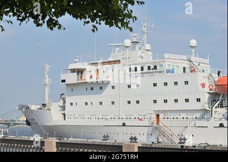 La nave di ricerca Akademik Sergey Vavilov ormeggiata all'argine del tenente Schmidt a San Pietroburgo, Russia Foto Stock