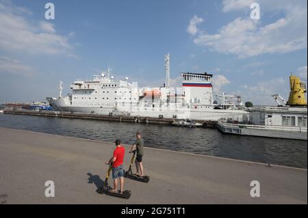 La nave di ricerca Akademik Sergey Vavilov ormeggiata all'argine del tenente Schmidt a San Pietroburgo, Russia Foto Stock