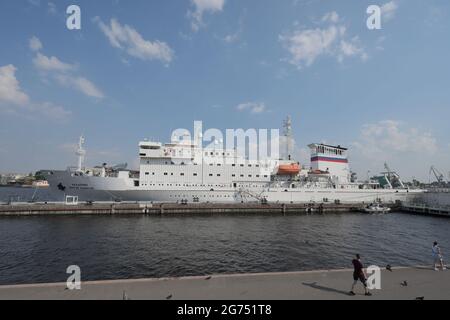 La nave di ricerca Akademik Sergey Vavilov ormeggiata all'argine del tenente Schmidt a San Pietroburgo, Russia Foto Stock