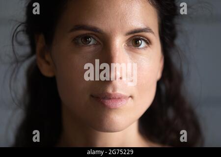 Primo piano ritratto di una bella e seria giovane donna millenaria Foto Stock