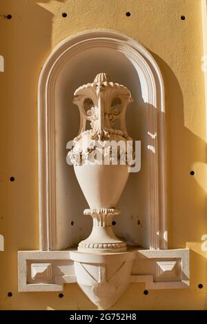 Scultura di un vaso dal Casinò di Baile Herculane Foto Stock