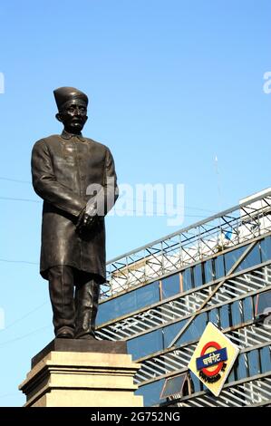 Statua di Sir Dinshaw Edulji Wacha e porta della Chiesa occidentale stazione ferroviaria locale ministero della ferrovia indiana Foto Stock