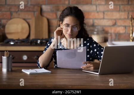 Felice giovane coppia sposata revisione del prestito, accordo ipotecario Foto Stock