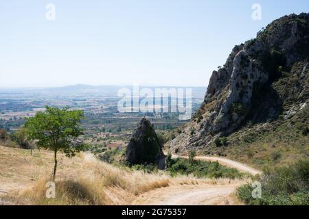 Bellissimo sentiero vicino Poza de la SAL per trekking. Veduta aerea, Merindades, Burgos, Spagna, Europa Foto Stock