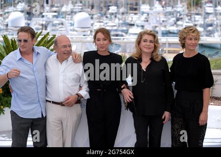 Cannes, Francia. 11 Luglio 2021. 74th Cannes Film Festival 2021, Photocall film : ‘De son vivant' - pictured: Catherine Deneuve, Cecile de France, Emmanuelle Bercot, Benoit Magimel, Gabriel Sara Credit: Independent Photo Agency/Alamy Live News Foto Stock