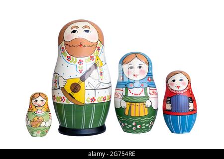 Un completo accatastamento della famiglia di bambole Matryoshka con padre e madre e le due figlie su sfondo bianco. Bambole in legno. Russo Babushka dol Foto Stock