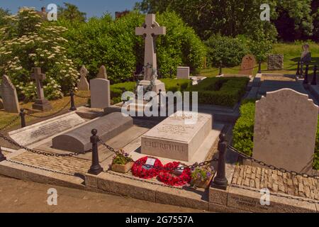 Tomba di Sir Winston Churchill e Lady Clementine Churchill nel complotto della famiglia Churchill, Chiesa di San Martino, Bladon, Inghilterra Foto Stock