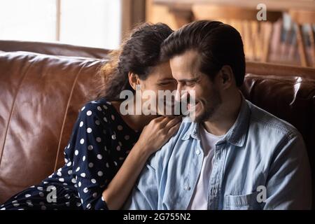 Felice coppia millennial godendo di essere insieme in nuova casa Foto Stock