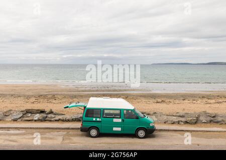 Garriluca, Cork, Irlanda. 11 Luglio 2021. Un secondo anno di staycations ha visto la vendita di campervan quasi triplicato rispetto all'anno scorso. La foto mostra una VW Caravelle parcheggiata durante la notte sul lungomare di Garrylucas, Co. Cork, Irlanda. - immagine; David Creedon / Alamy Live News Foto Stock