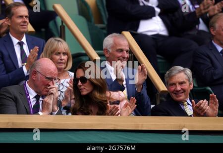 La Duchessa di Cambridge, suo padre Michael Middleton (a destra) e il presidente dell'AELTC Ian Hewitt (a sinistra) nella casella reale sulla corte centrale il tredici giorni di Wimbledon all'All England Lawn Tennis and Croquet Club, Wimbledon. Data immagine: Domenica 11 luglio 2021. Foto Stock