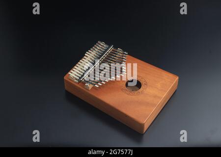 Kalimba, strumento di musica acustica africano e la sua copertina morbida su sfondo nero Foto Stock