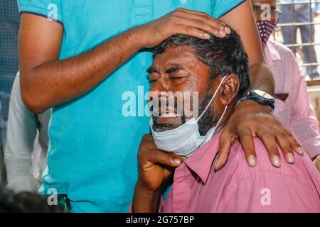 I parenti delle vittime si riuniscono al Dhaka Medical College Hospital come medici ufficiali raccogliere campioni di sangue dai parenti delle vittime di t Foto Stock