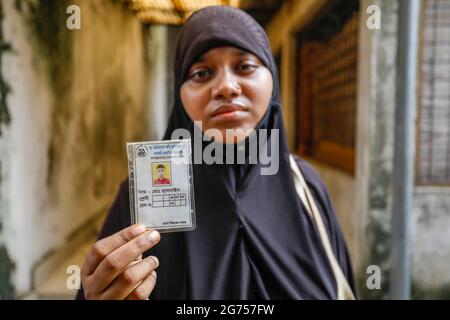 I parenti delle vittime si riuniscono al Dhaka Medical College Hospital come medici ufficiali raccogliere campioni di sangue dai parenti delle vittime di t Foto Stock