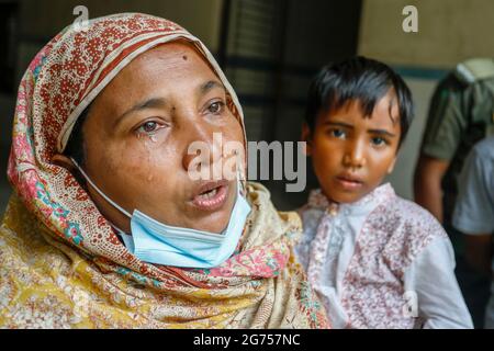 I parenti delle vittime si riuniscono al Dhaka Medical College Hospital come medici ufficiali raccogliere campioni di sangue dai parenti delle vittime di t Foto Stock