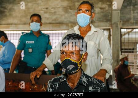 I parenti delle vittime si riuniscono al Dhaka Medical College Hospital come medici ufficiali raccogliere campioni di sangue dai parenti delle vittime di t Foto Stock