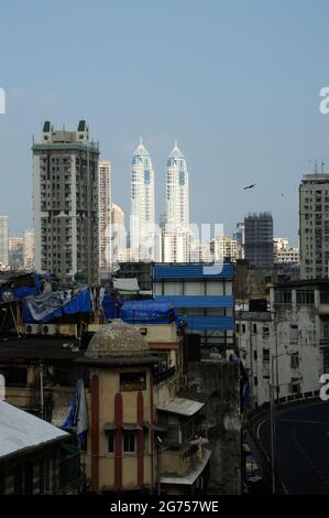 Mumbai; Maharashtra; India- Asia; Marzo; 2015 : Vista dalla strada di Mahamadali le Torri imperiali a Tardeo Bombay Foto Stock