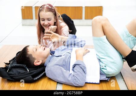 Bambini adolescenti scolari indulgere in dopo aver trascorso il tempo in scuola. Concetto di amicizia scolastica, stile di vita Foto Stock