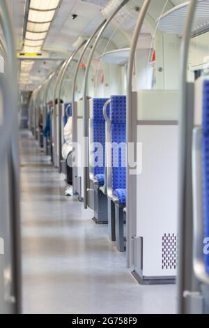 Corridoio centrale e file vuote di sedili in un autobus Foto Stock
