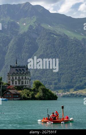 Seeburg - ex Castello sul Lago di Brienz nel villaggio svizzero Iseltwald, Svizzera. In un piccolo villaggio pittoresco nel lago di Brienz - le Alpi svizzere - Foto Stock