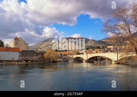 Vista della città di Trebinje durante il giorno d'inverno. Kameni Most (ponte di pietra) sul fiume Trebišnjica. Bosnia-Erzegovina, Repubblica Srpska Foto Stock