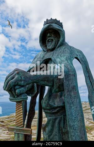 Questa impressionante scultura in bronzo al Castello di Tintagel, sulla costa settentrionale della Cornovaglia, evoca la leggenda di Re Artù e dei cavalieri della tavola rotonda Foto Stock