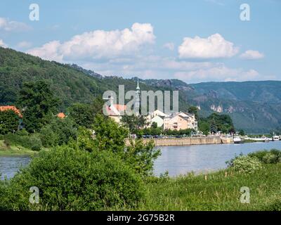 Vista di Bad Schandau sulle rive dell'Elba in Sassonia Foto Stock