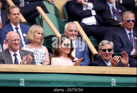 La Duchessa di Cambridge, suo padre Michael Middleton (a destra) e il presidente dell'AELTC Ian Hewitt (a sinistra) nella casella reale sulla corte centrale il tredici giorni di Wimbledon all'All England Lawn Tennis and Croquet Club, Wimbledon. Data immagine: Domenica 11 luglio 2021. Foto Stock