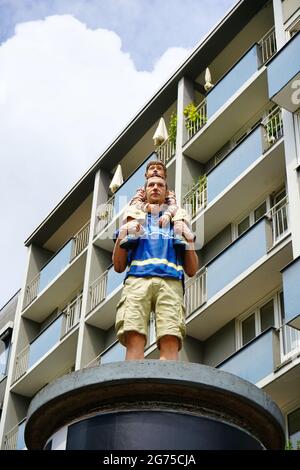 Una scultura a grandezza naturale "äulenheilige" di Christoph Pöggeler su Immermannstraße nel centro di Düsseldorf. Foto Stock