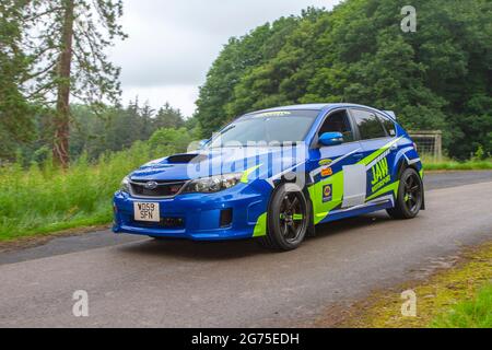 2009 blu Subaru Impreza benzina 1999cc benzina 'Jaw Motorsport' in auto da rally livrea da corsa in KLMC The Cars The Star Show in Holker Hall & Gardens, Grange-over-Sands, Regno Unito Foto Stock