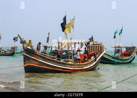 Pescatori e le loro colorate barche da pesca. L'industria della pesca in Bangladesh. Imbarcazione da pesca tradizionale del Bangladesh sull'isola di San Martino. Foto Stock