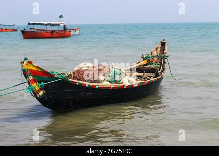 Imbarcazione da pesca tradizionale del Bangladesh sull'isola di San Martino. Pescatore che prepara la barca per navigare nell'oceano. Barche da pesca colorate. Foto Stock