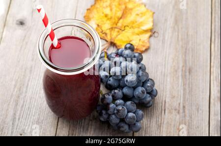 Succhi freschi fatti in casa Smoothie bottiglie di vetro frutta uva spina vitamine dieta sana. Concept vintage background. Messa a fuoco selettiva Foto Stock