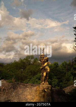 Cherub querubín cherub in piedi dalla luce Paesaggio con grandi nuvole e un paesaggio sotto Foto Stock