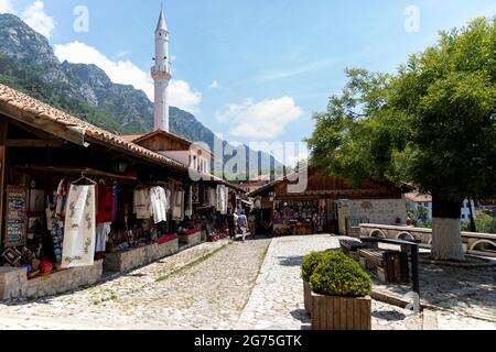 Guardando verso il basso sul bazar e la moschea di Kruja, Durres County, Albania centrale Foto Stock