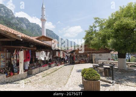 Guardando verso il basso sul bazar e la moschea di Kruja, Durres County, Albania centrale Foto Stock